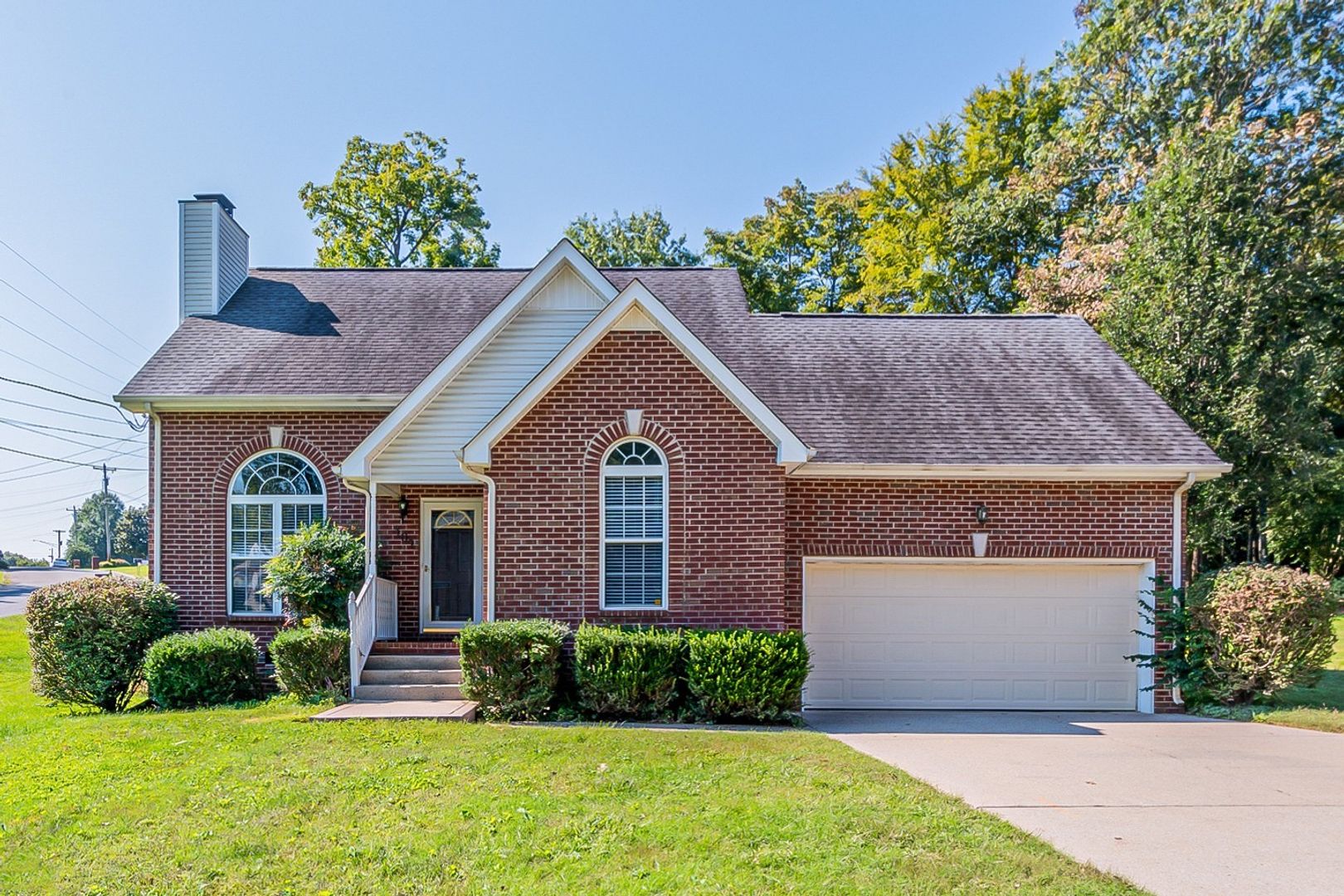Hendersonville House: 101 Donovan Ct