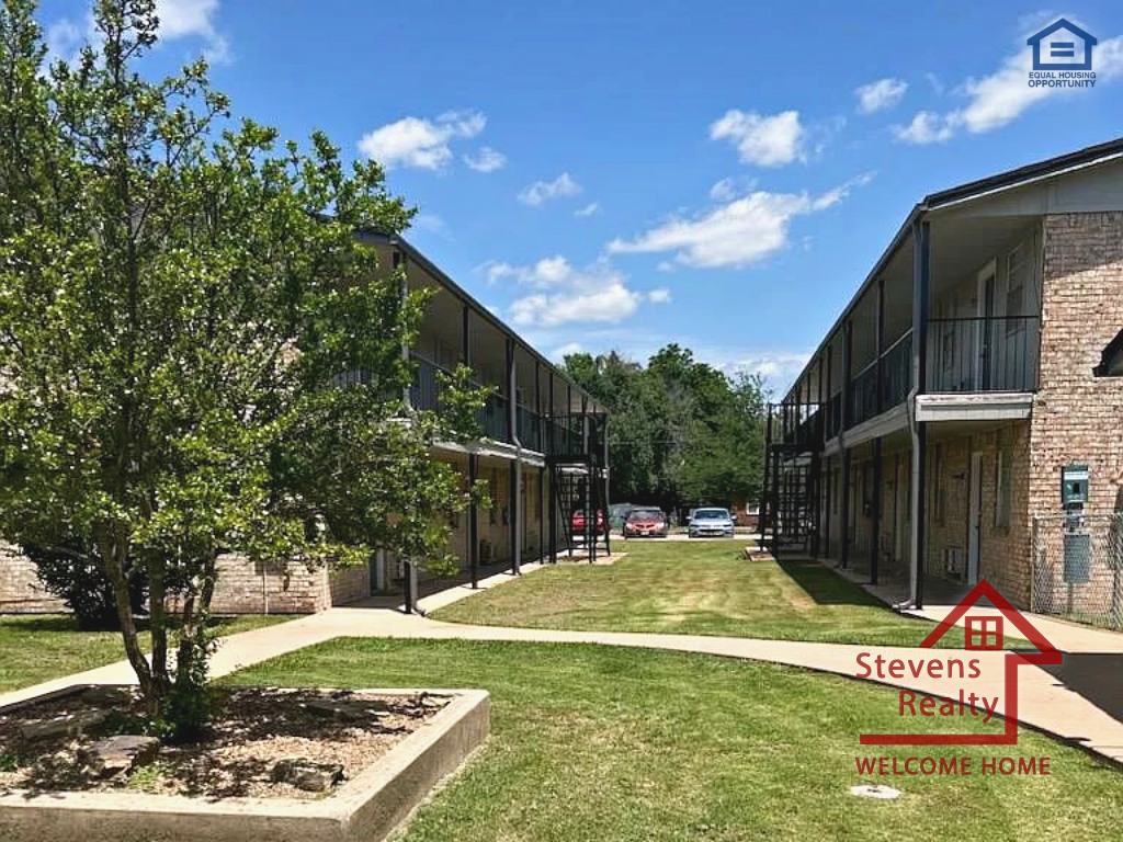 Lawton Apartment: 1502 NW Kingsbury Ave