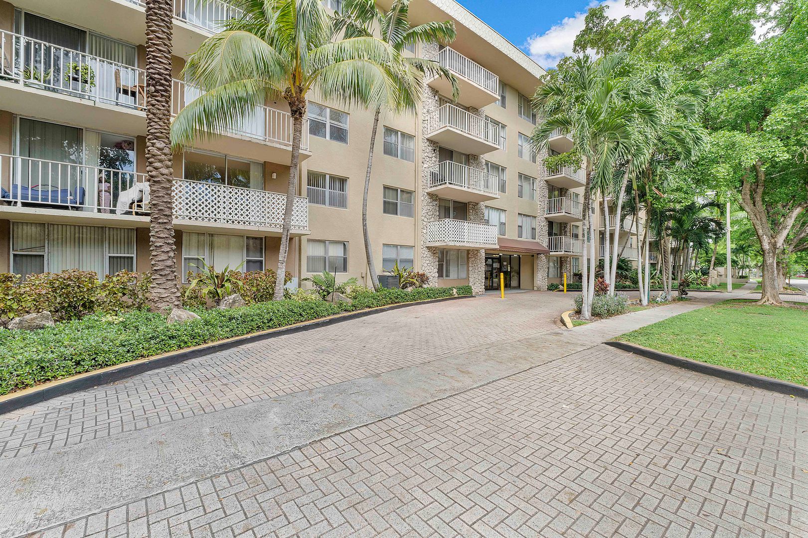 North Miami Condo: 1805 Sans Souci Blvd.