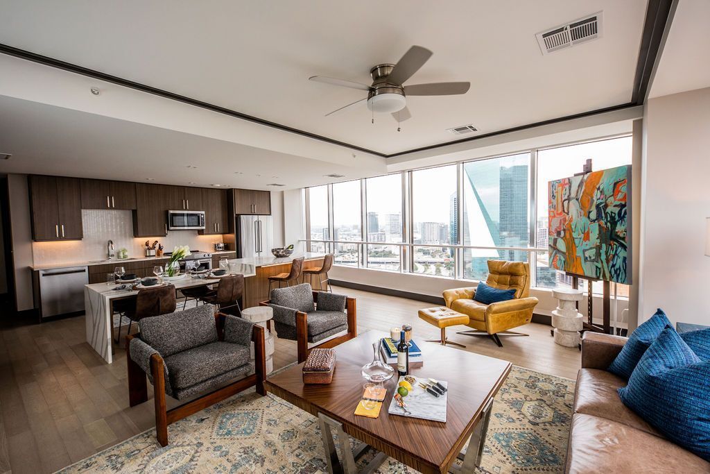 Dallas Townhome: 1400 Elm St