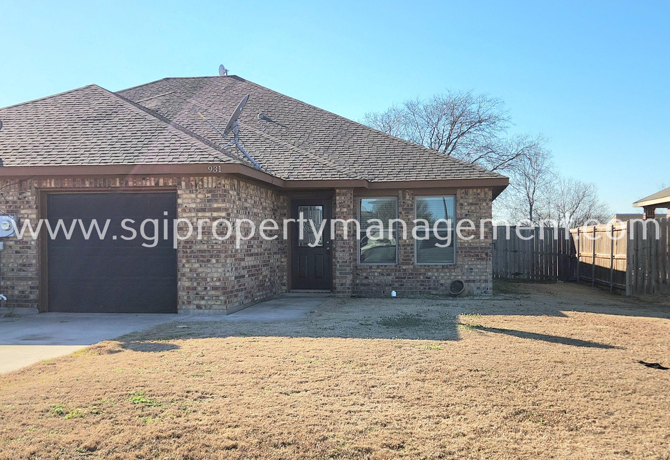 Gunter House: 931 Robineta Ln