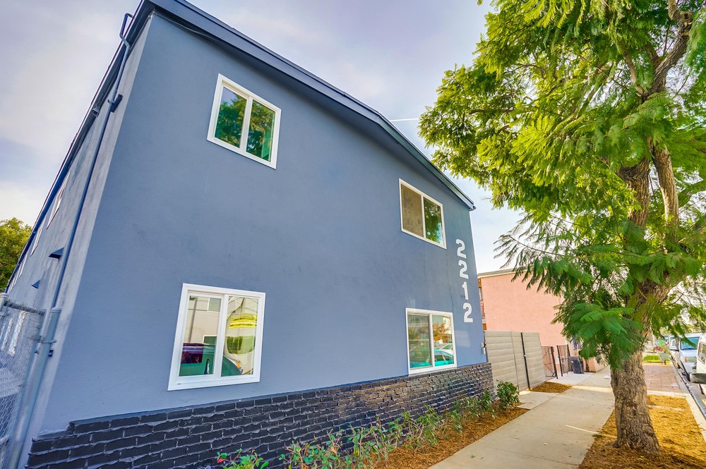 Long Beach Apartment: 2212 E 15th St