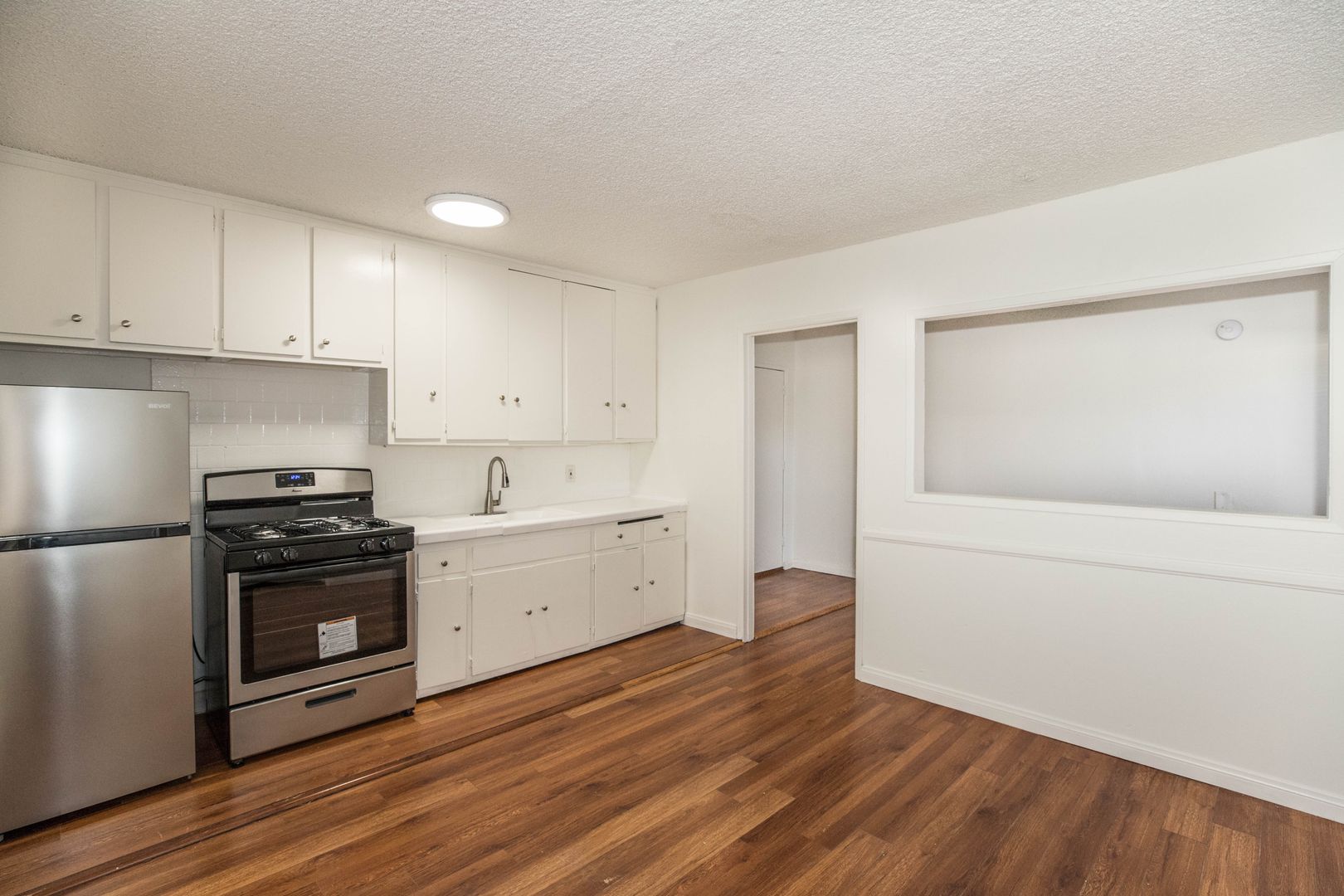 Venice Apartment: 39 Sunset Ave