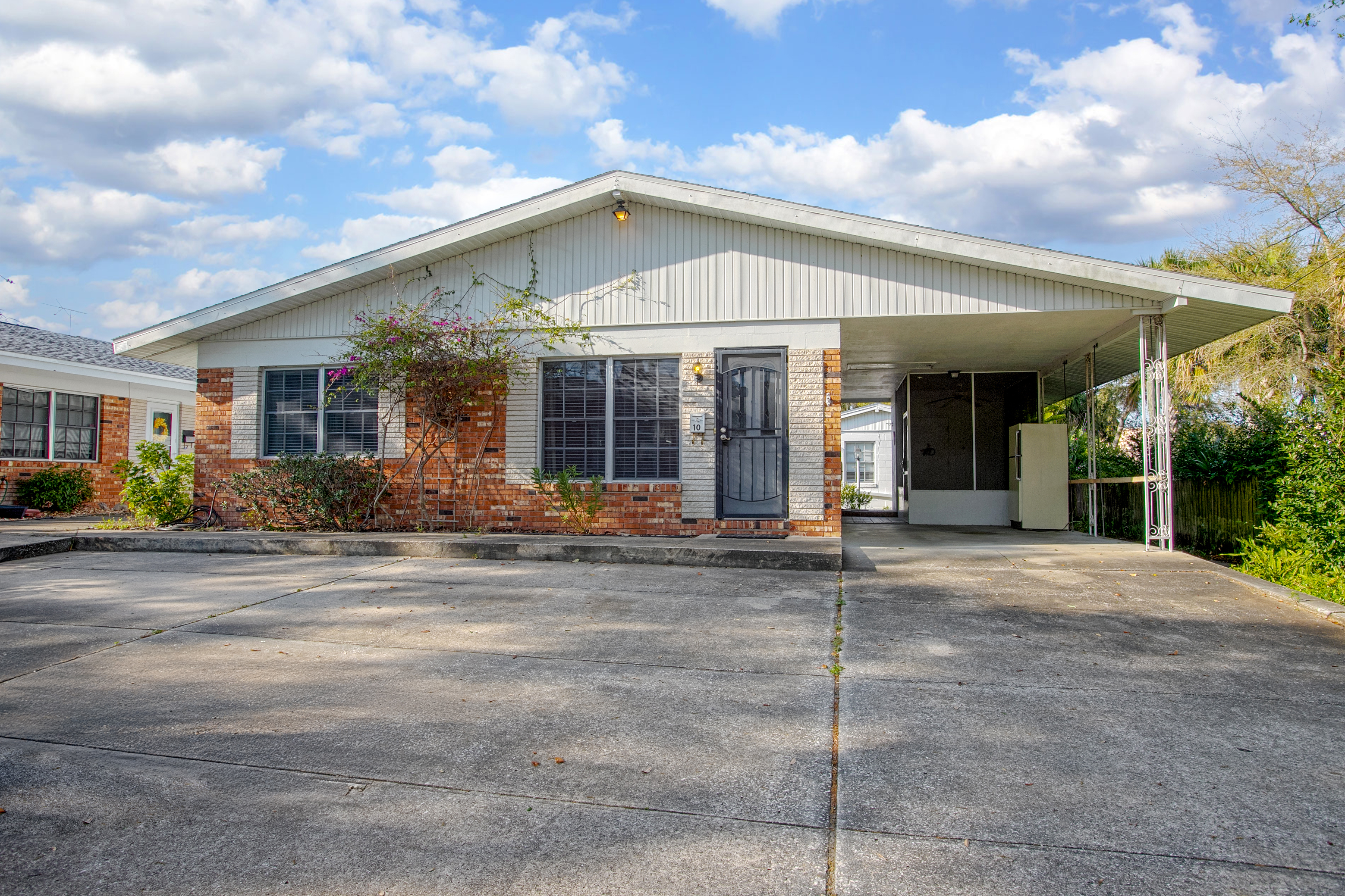 Deland Condo: 135 W Minnesota Ave