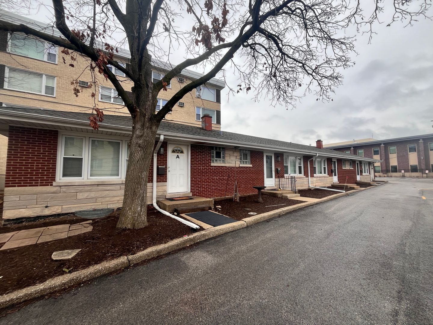 Downers Grove Apartment: 5107 Washington St