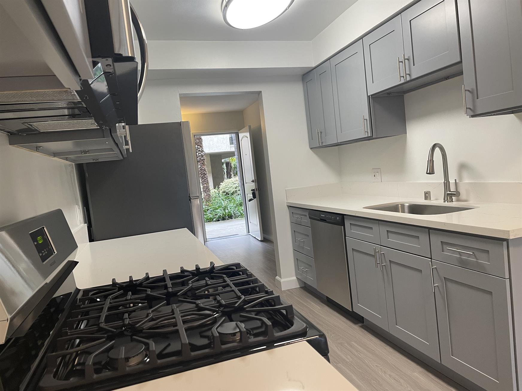 Costa Mesa Apartment: 400 Merrimac Way