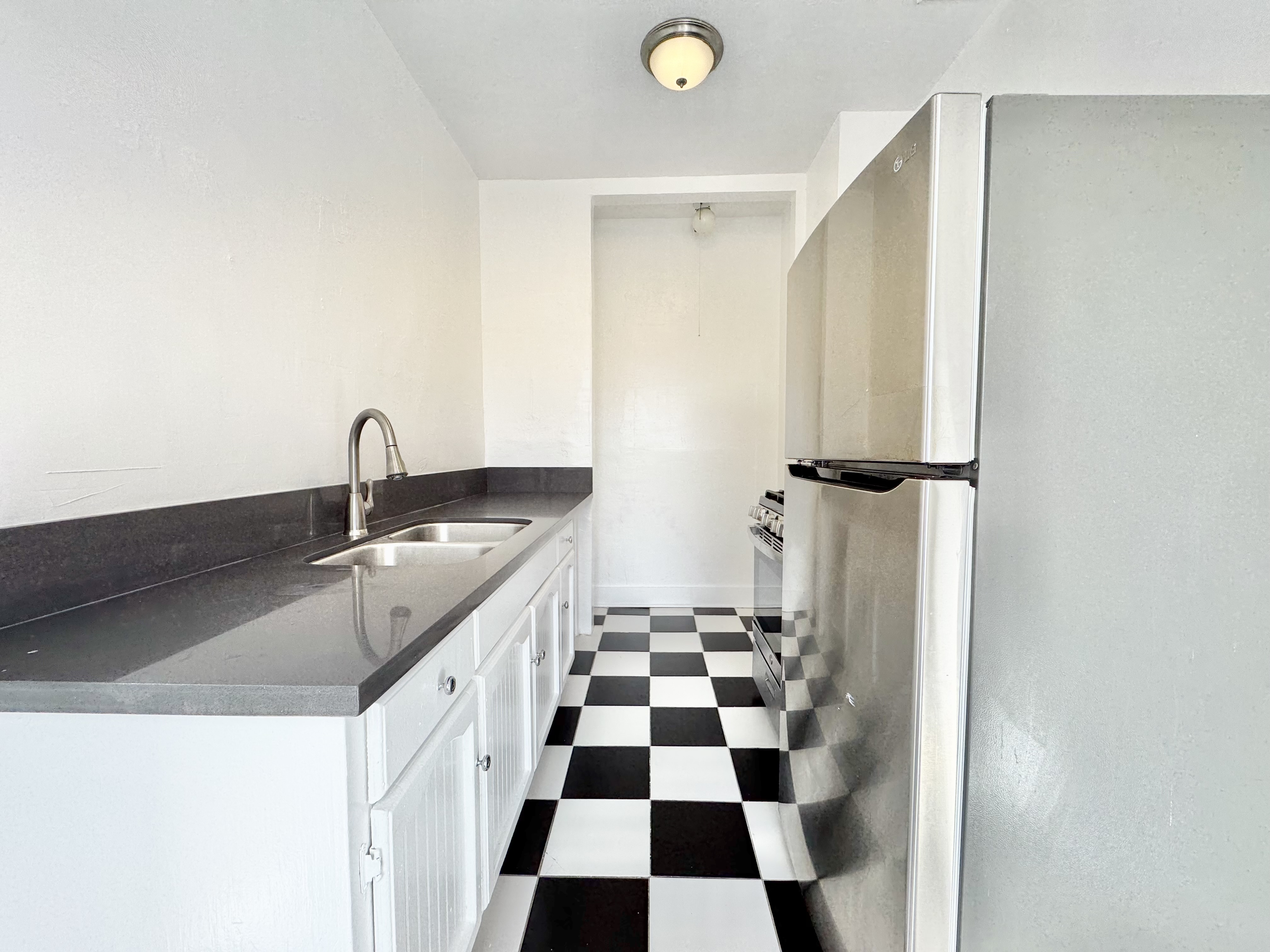 Los Angeles Apartment: 1243 S Mariposa Ave