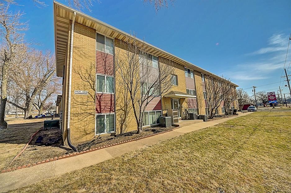 Cedar Rapids Condo: 1020 Twixt Town Rd NE