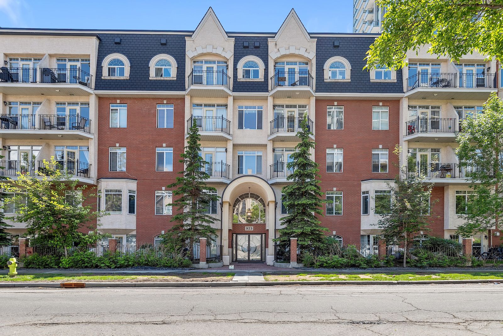 Calgary Condo: 923 15th Ave SW
