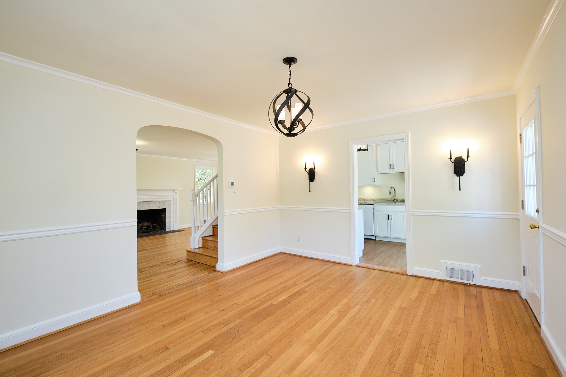 Washington House: 1600 Foxhall Rd NW