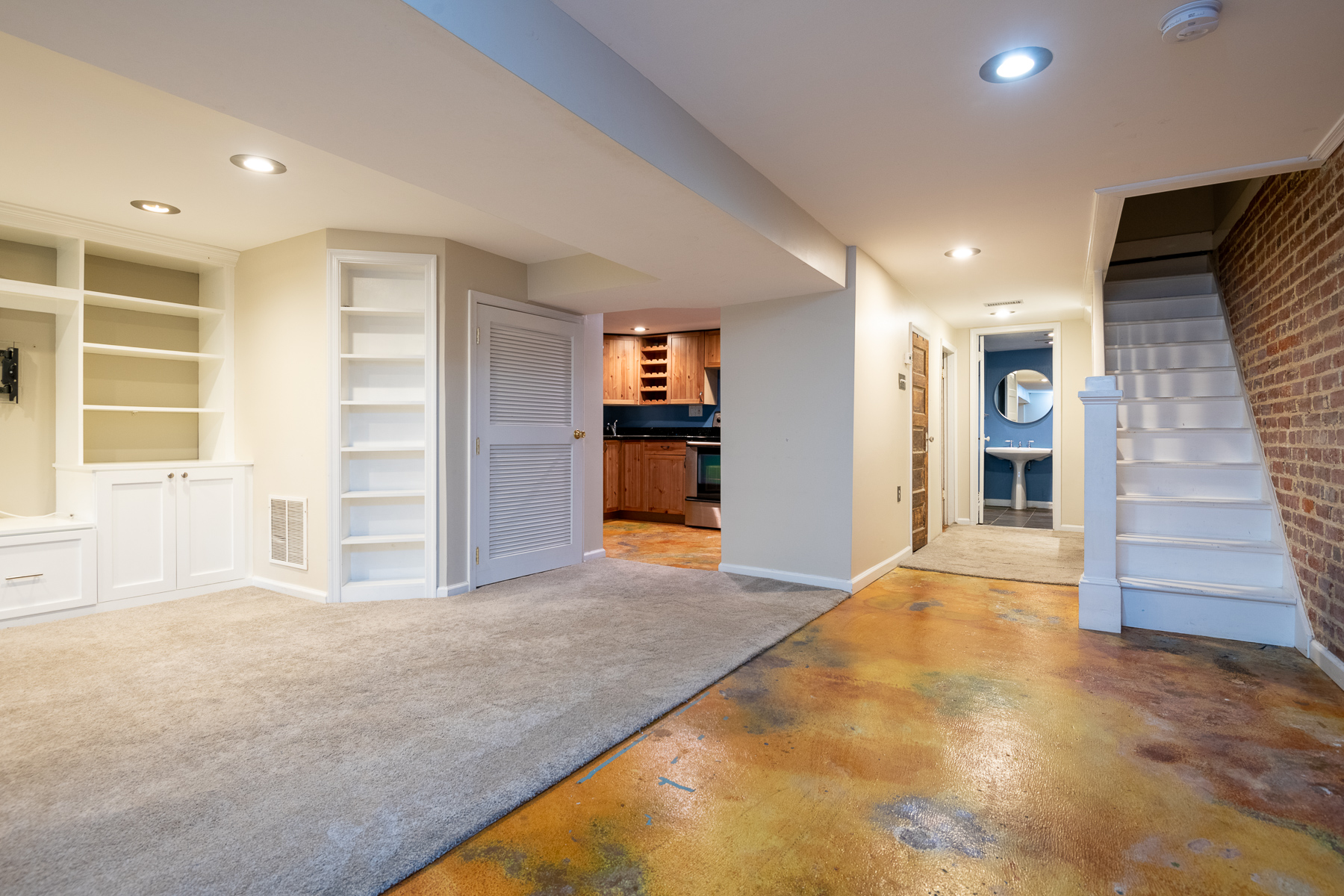 Washington House: 226 Rhode Island Ave NW