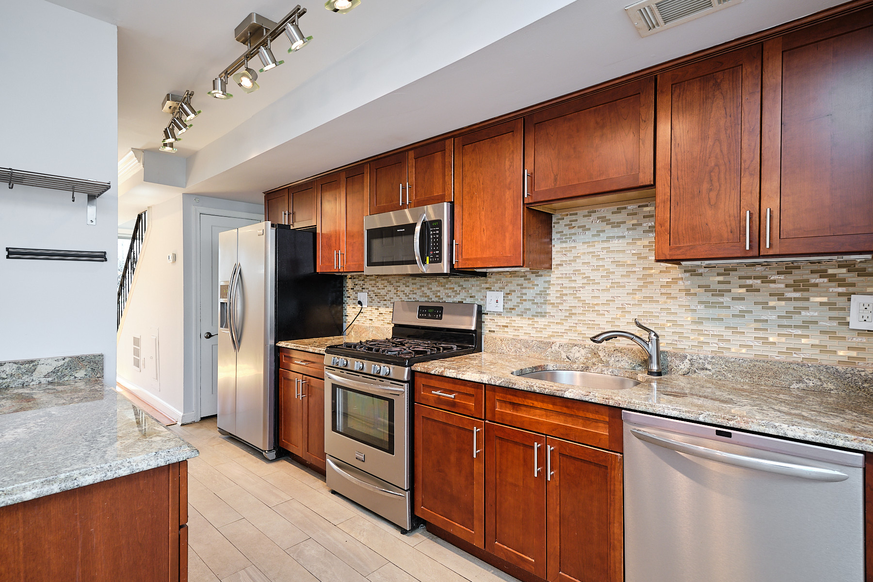 Washington House: 1730 E St NE