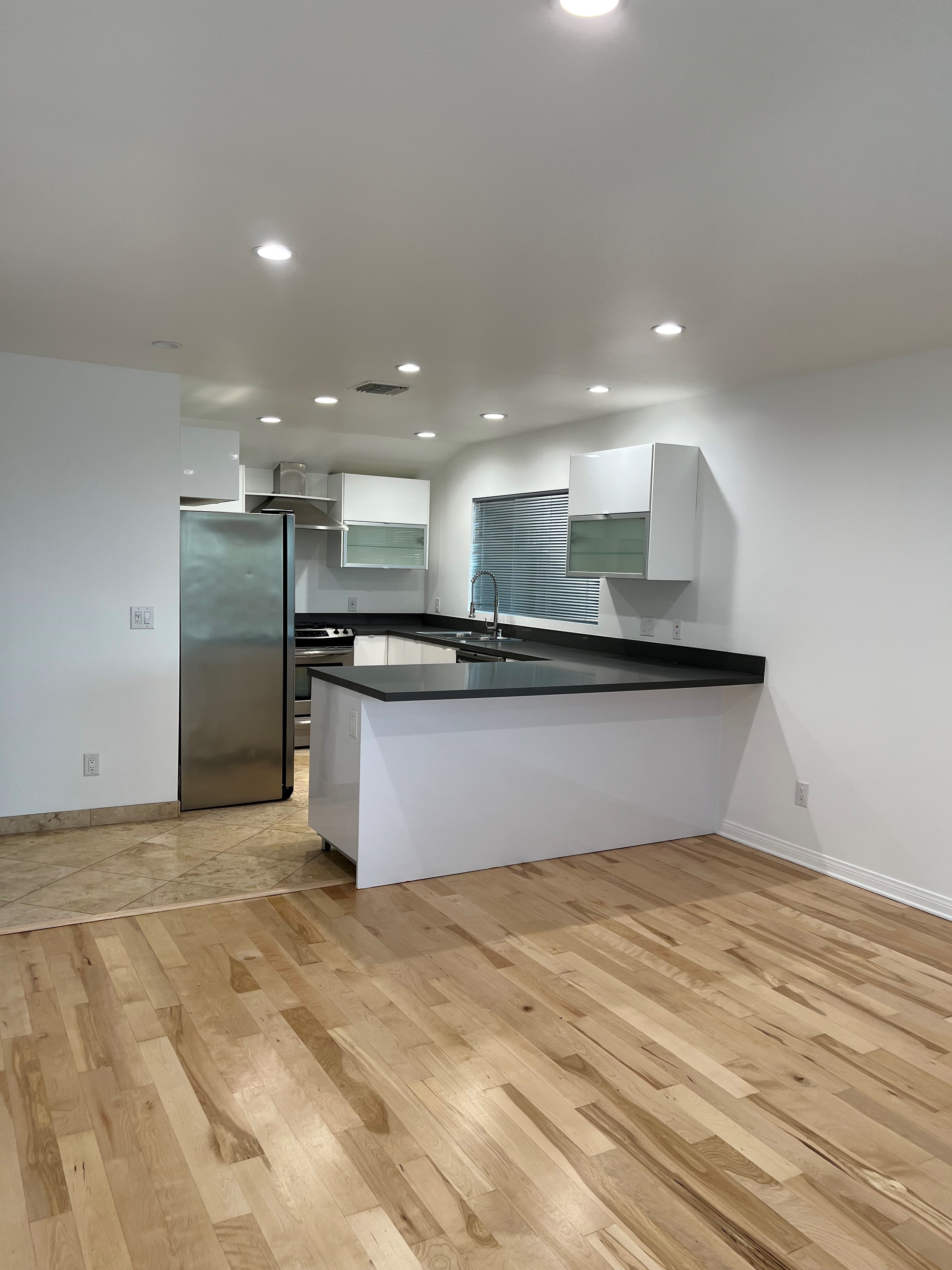 West Hollywood Condo: 1146 N Clark St