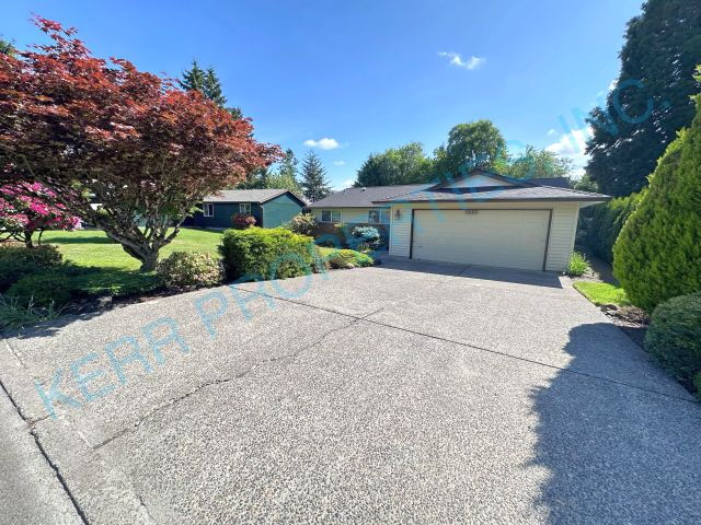 Oregon City House: 18660 Roundtree Dr.
