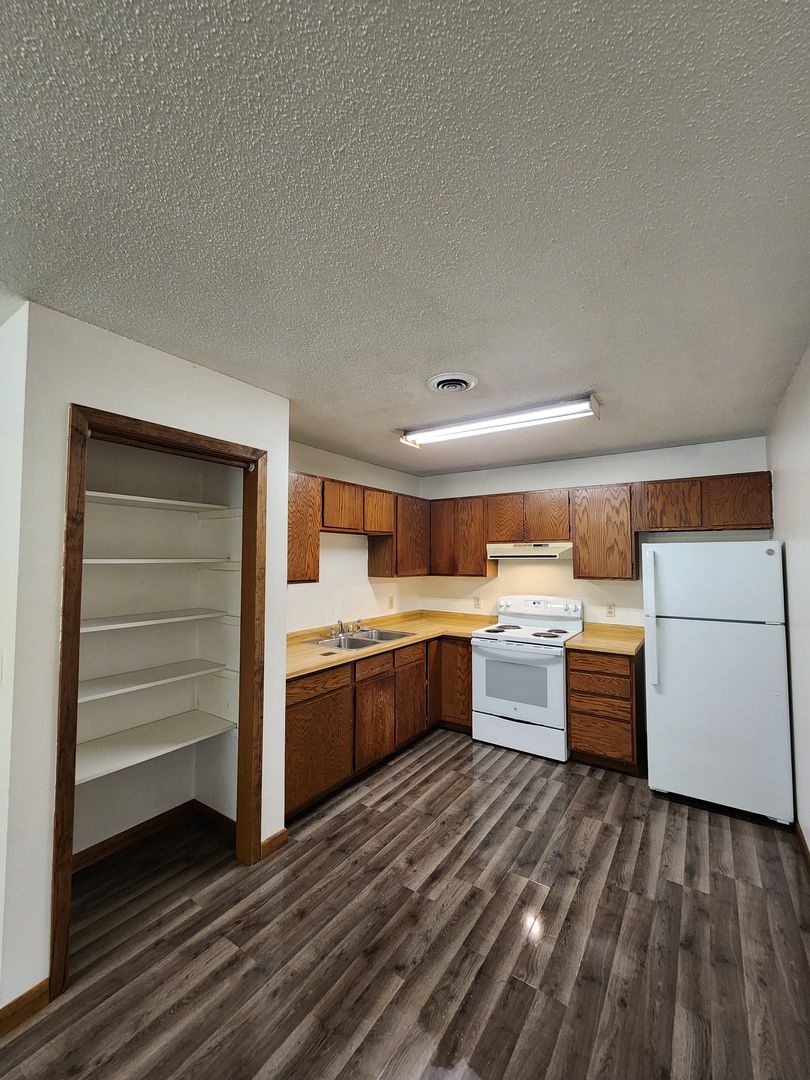 Mauston Apartment: 536 Jefferson St