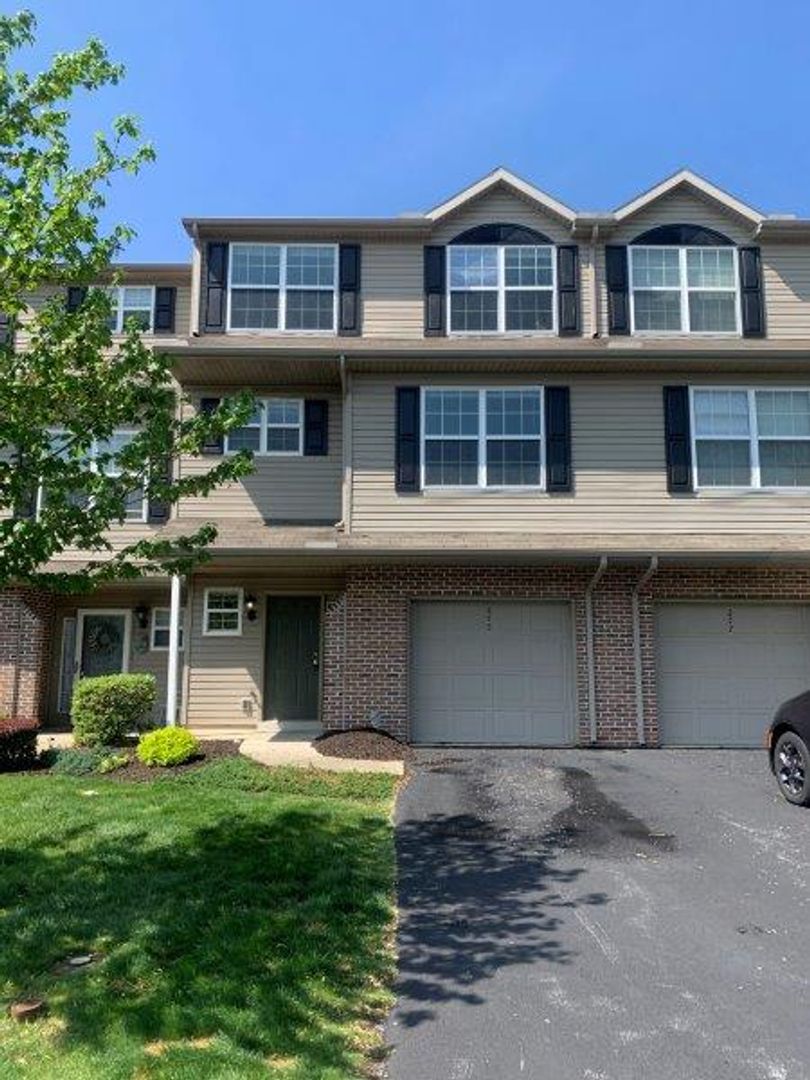 Hummelstown House: 275 Thrush Drive