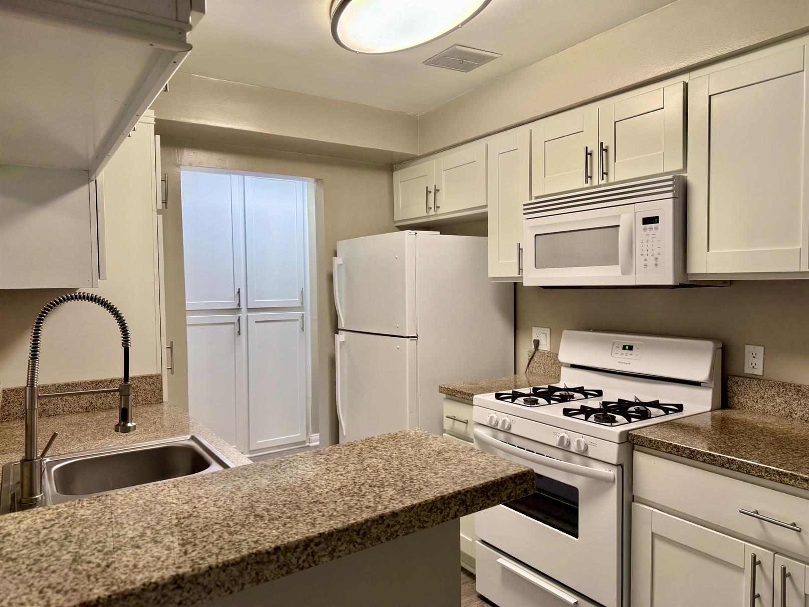 Costa Mesa Apartment: 400 Merrimac Way