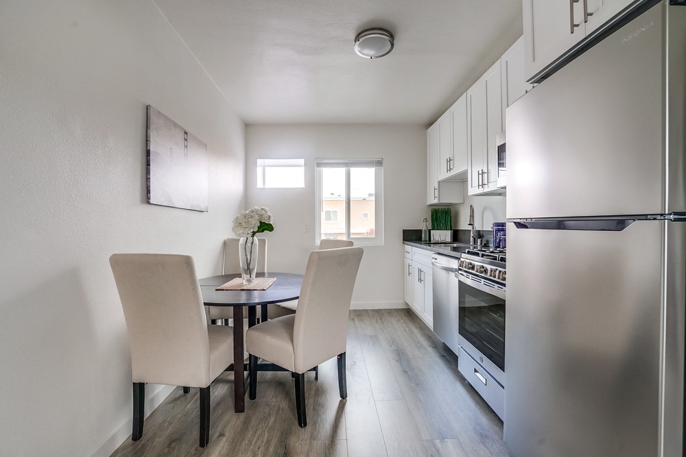 Long Beach Apartment: 1080 E Market St