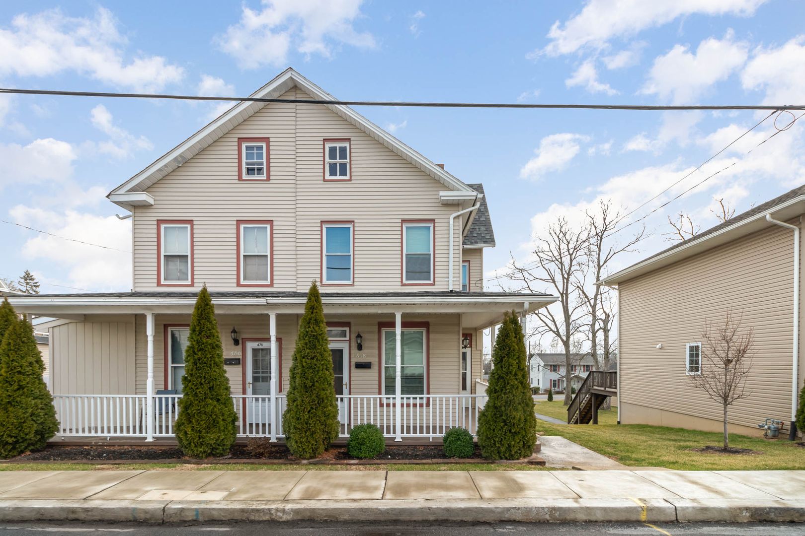 Harrisburg House: 668 Main St