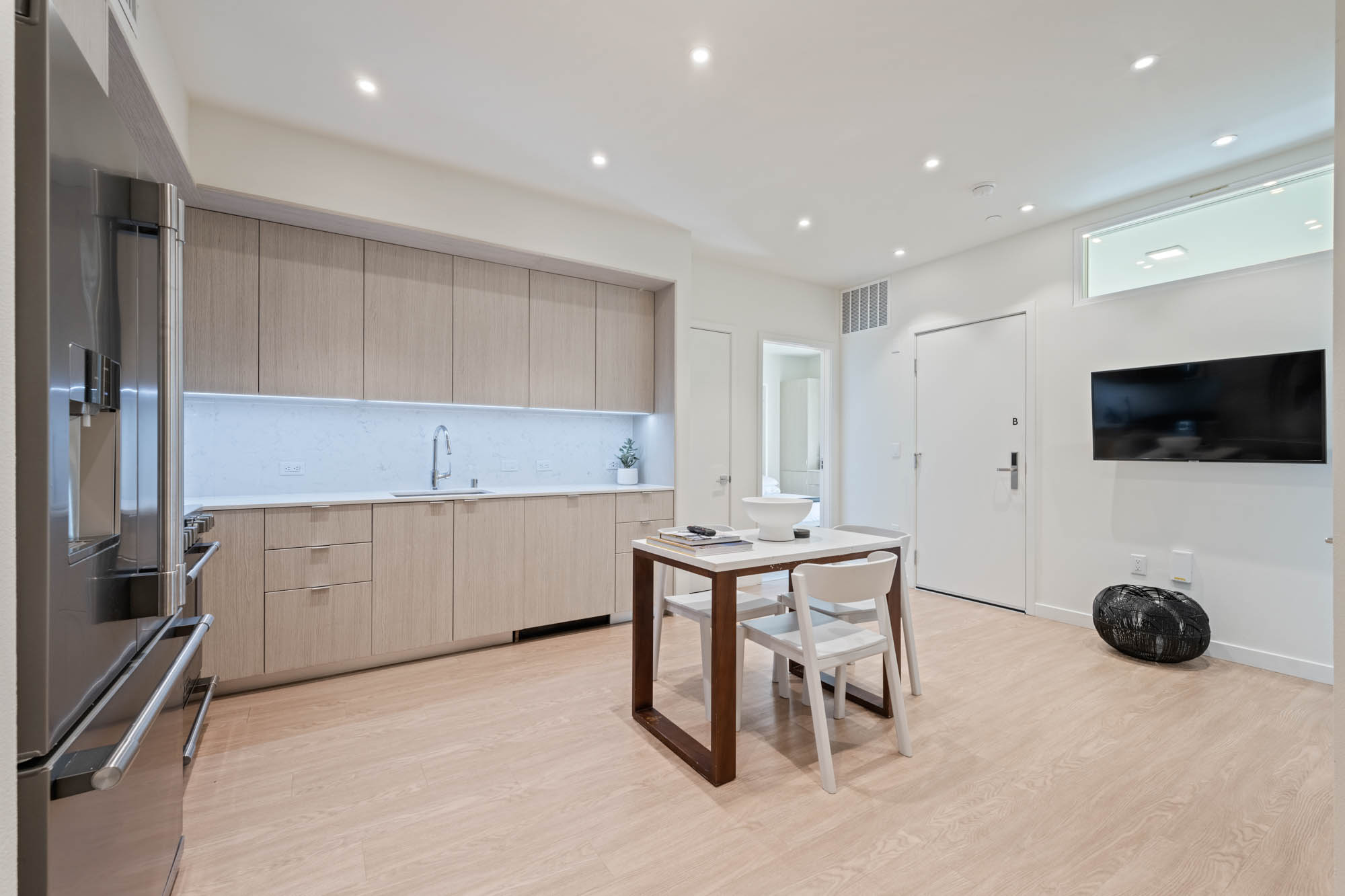 Los Angeles Apartment: 5843 W 88th St