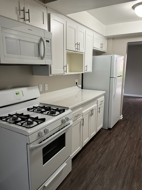 Costa Mesa Apartment: 400 Merrimac Way