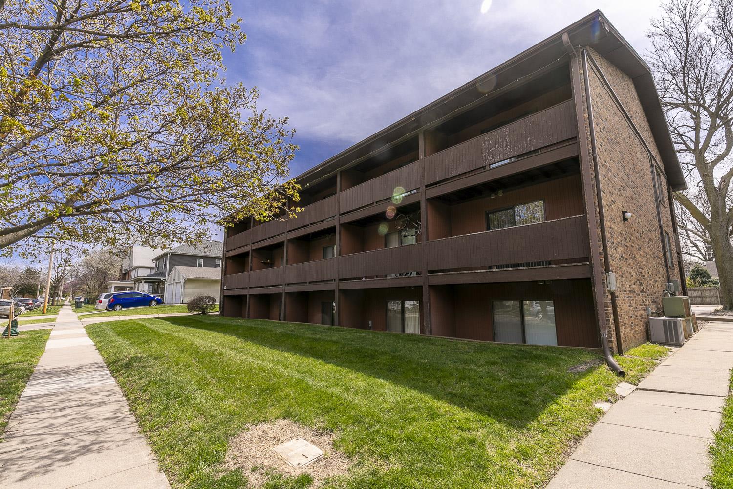 Lincoln Condo: 1915 Garfield  ST