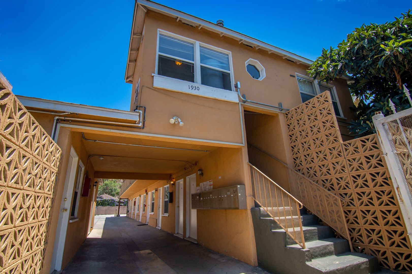 Los Angeles Apartment: 1930 S Oxford Ave