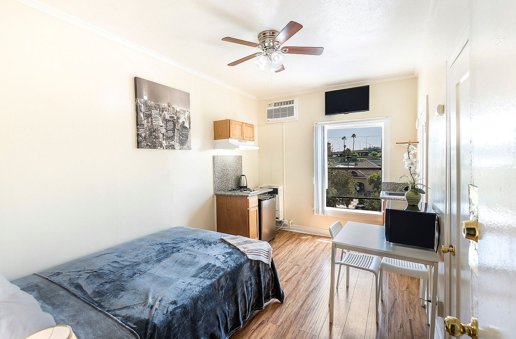 Los Angeles Apartment: 907 W 17th St