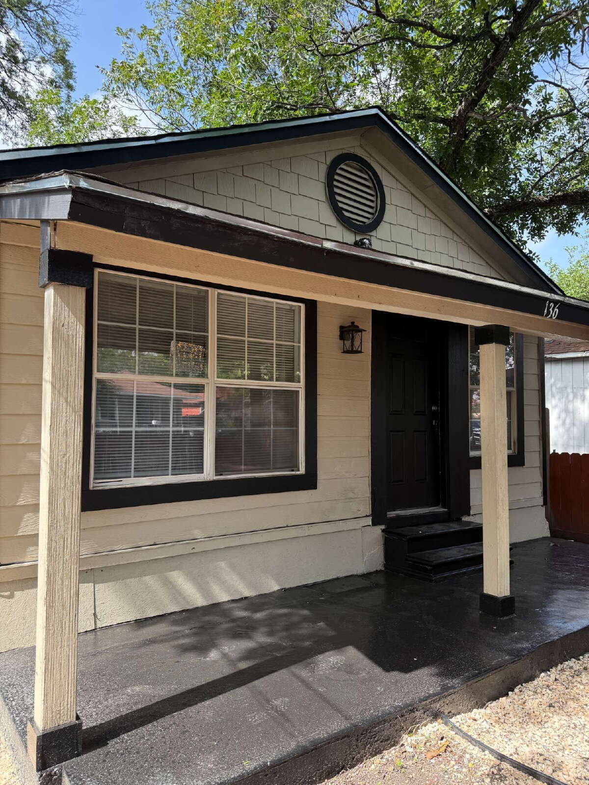 San Antonio House: 136 PERSYN ST