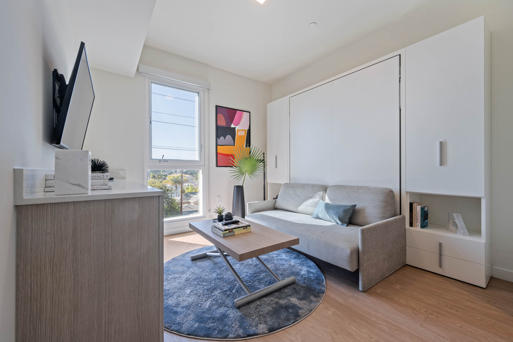 Los Angeles Apartment: 5843 W 88th St
