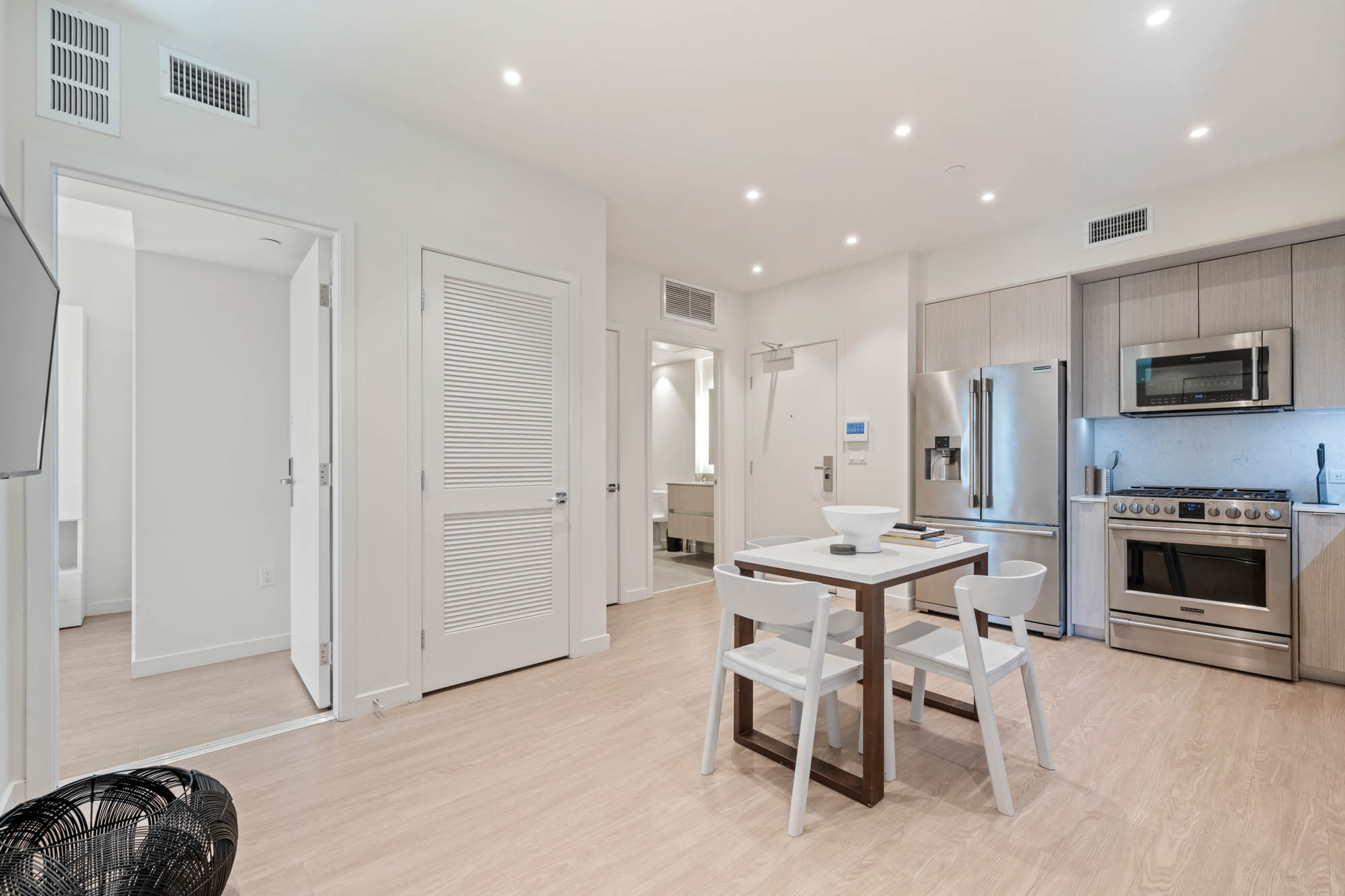 Los Angeles Apartment: 5843 W 88th St