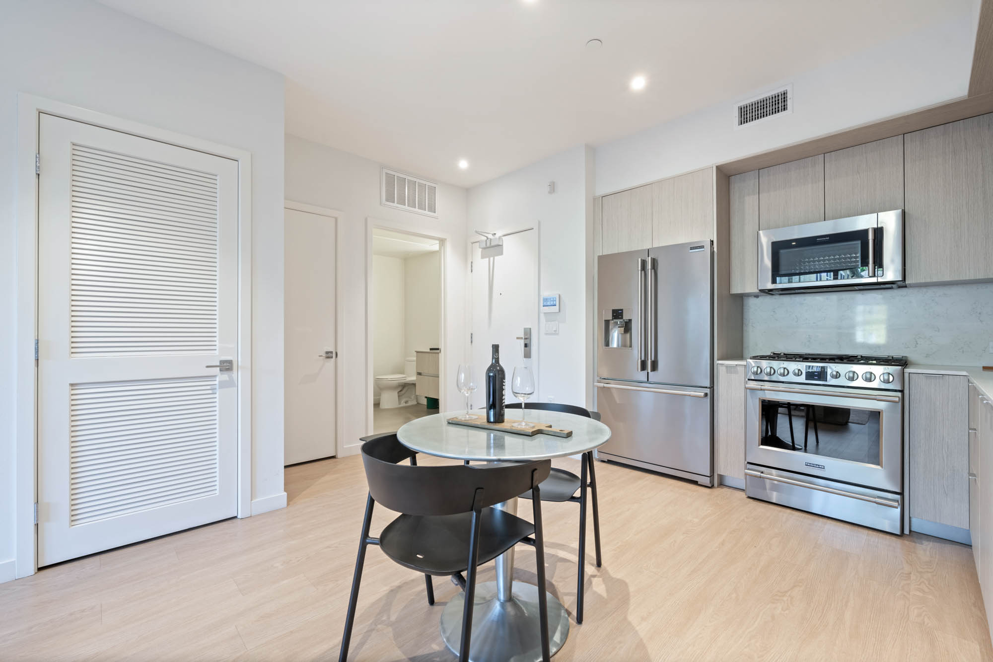 Los Angeles Apartment: 5851 W 88th St