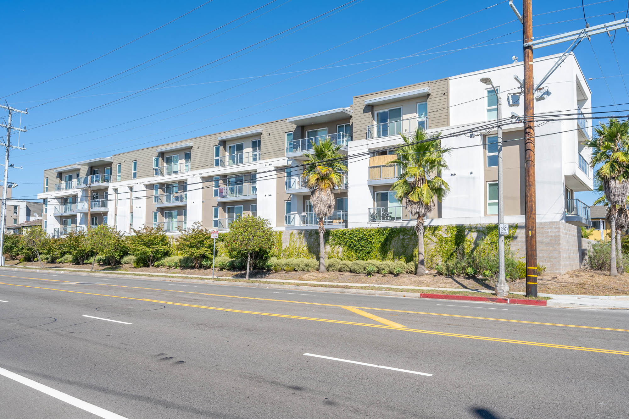 Los Angeles Apartment: 5843 W 88th St