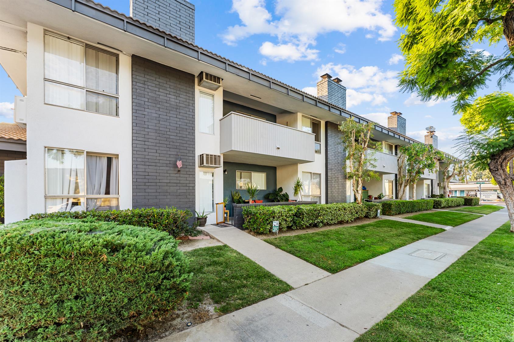 Tustin Apartment: 190 Centennial Way