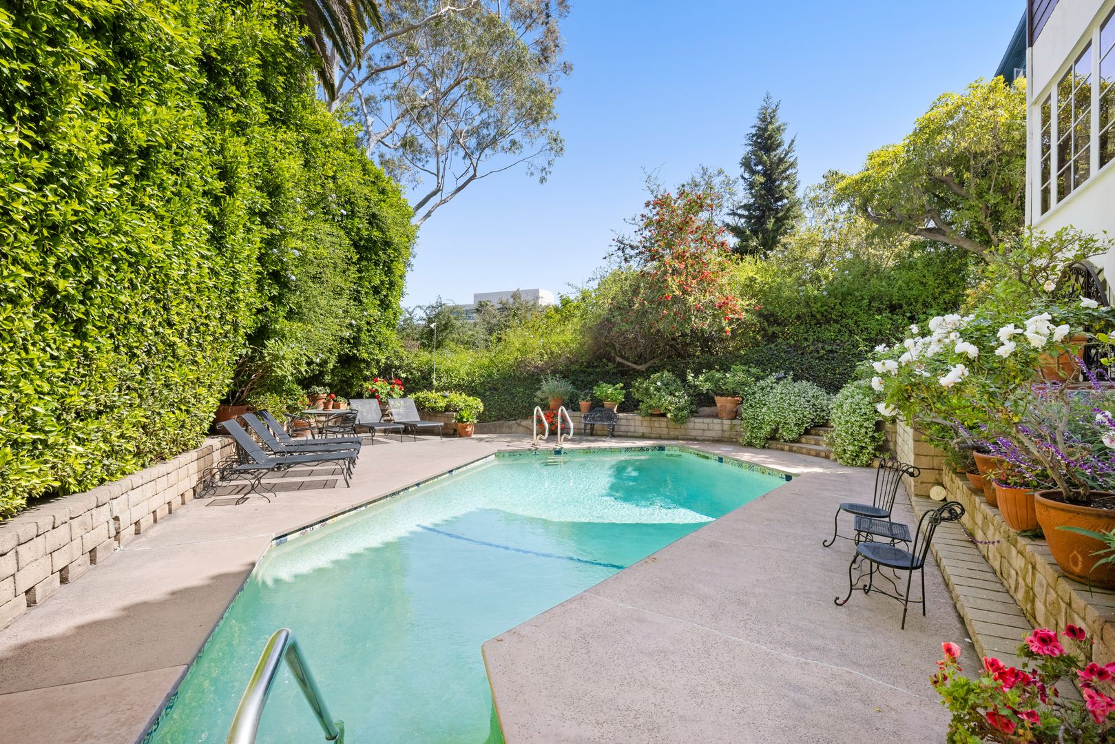 Los Angeles House: 10966 Strathmore Dr