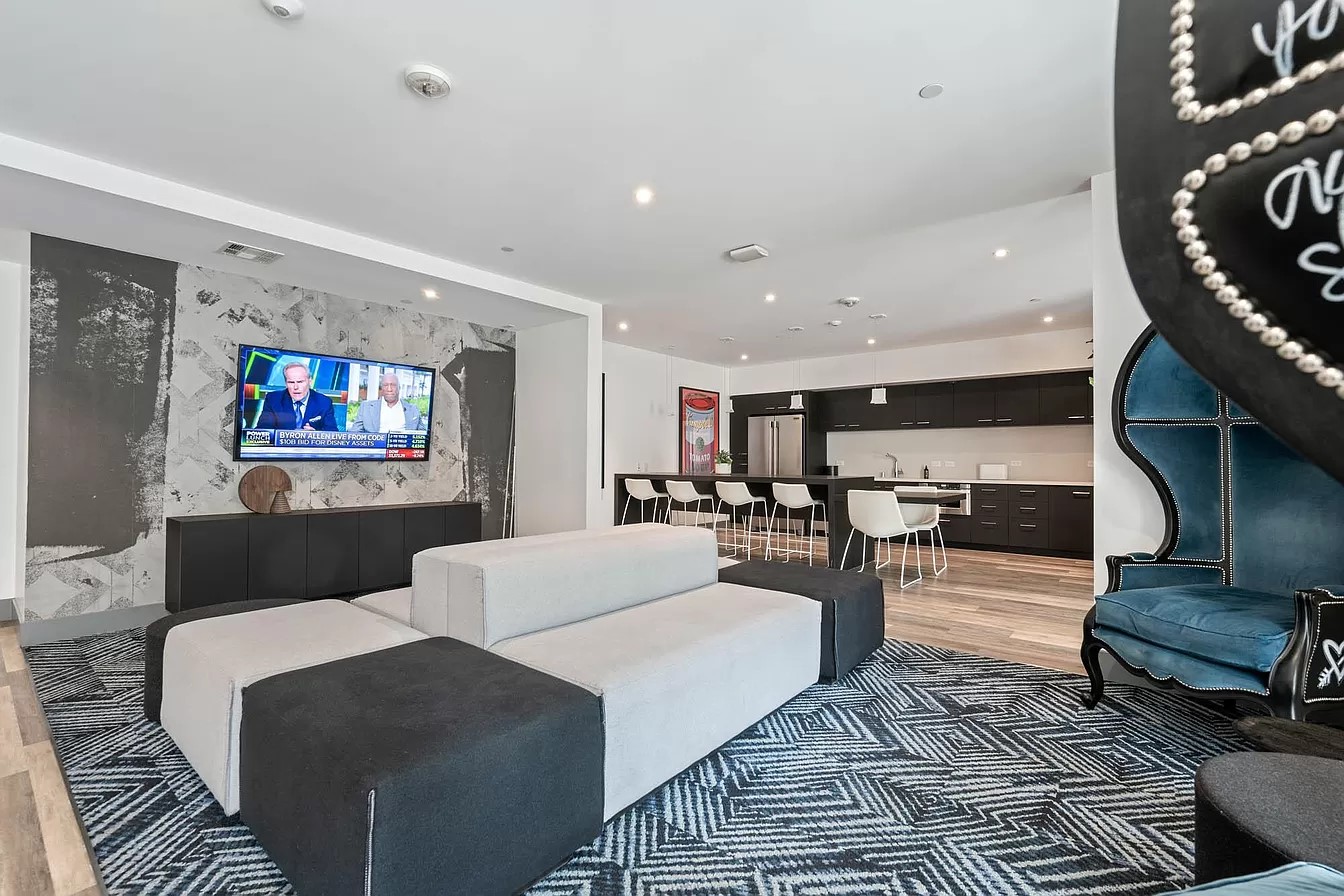 Los Angeles Apartment: 5843 W 88th St