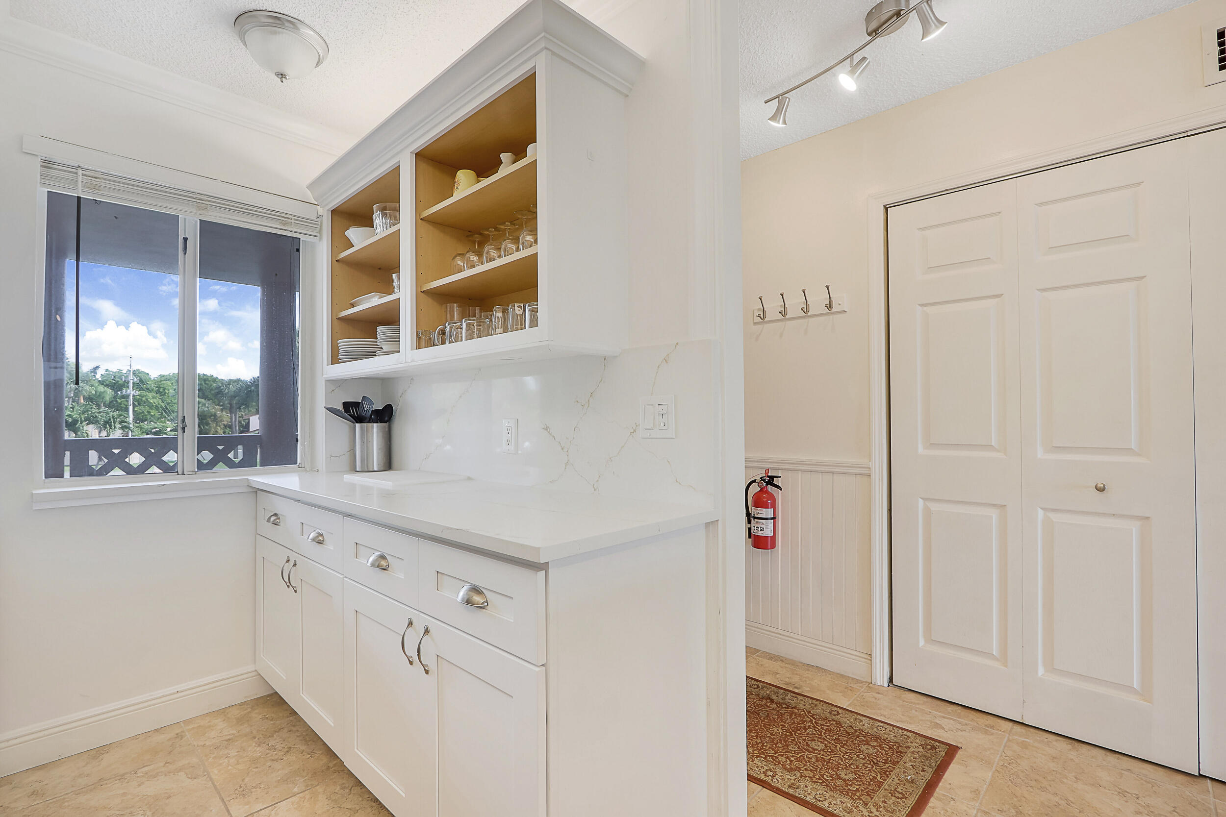 Jupiter Condo: 353 Highway 1