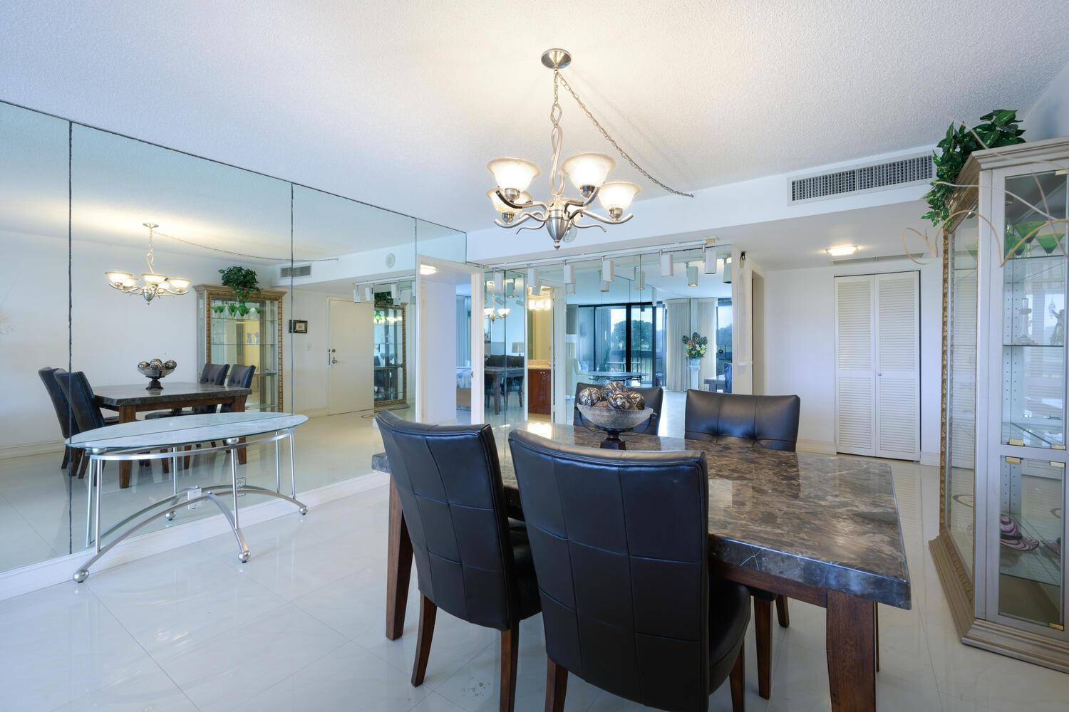 West Palm Beach Condo: 2000 Presidential Way