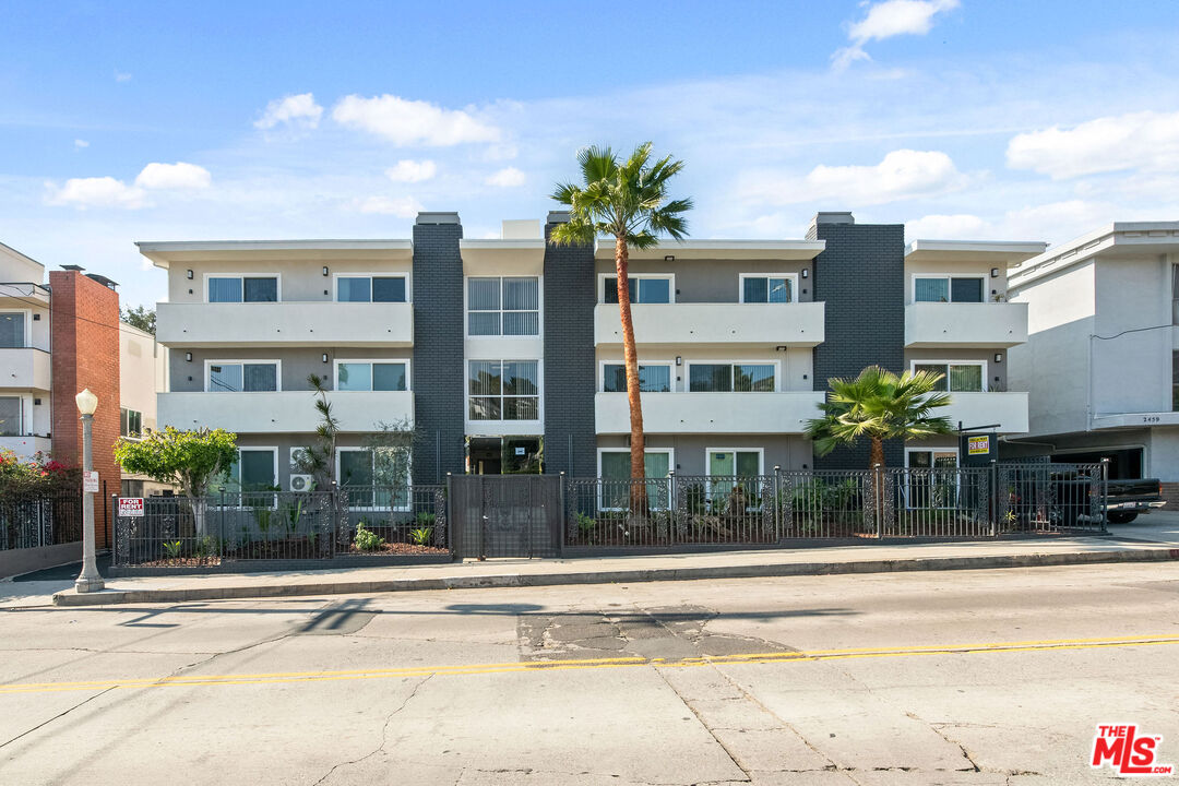 Los Angeles Condo: 2447 North Beachwood Drive