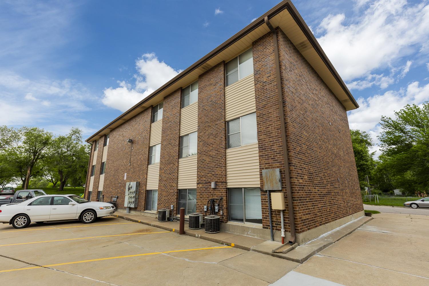 Lincoln Condo: 1701 Burnham ST