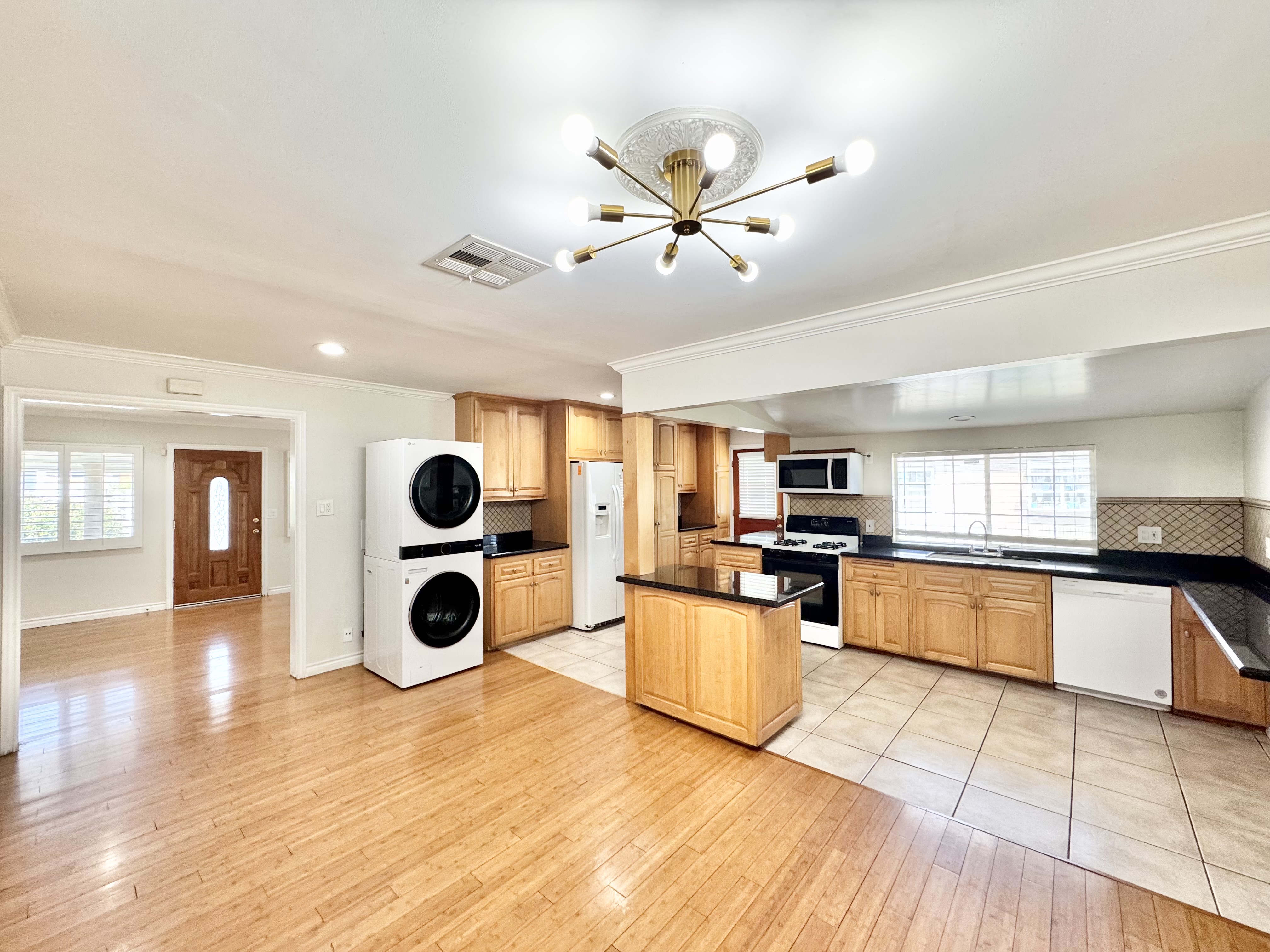 Los Angeles House: 5138 W 141st St