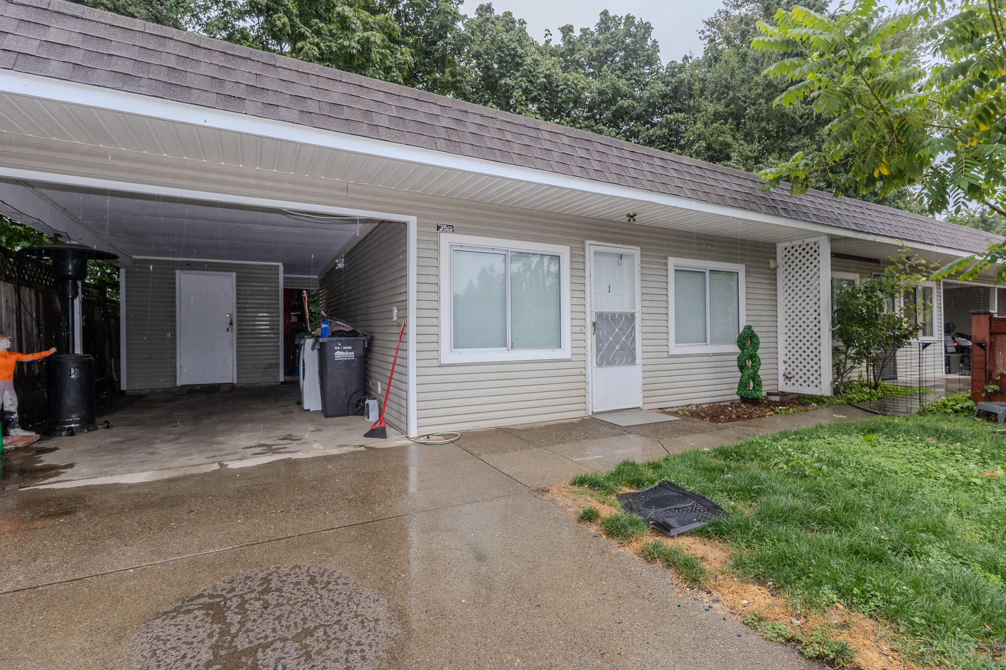 Abbotsford House: 2294 McKenzie Road - 1