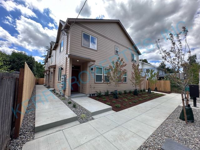 Portland Condo: 8556 SE Lafayette St