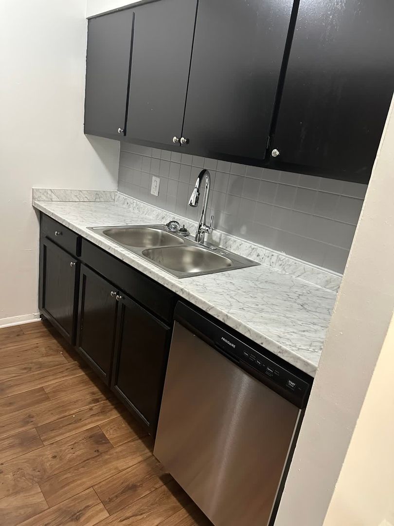 Lexington Apartment: 1349 Devonport Dr