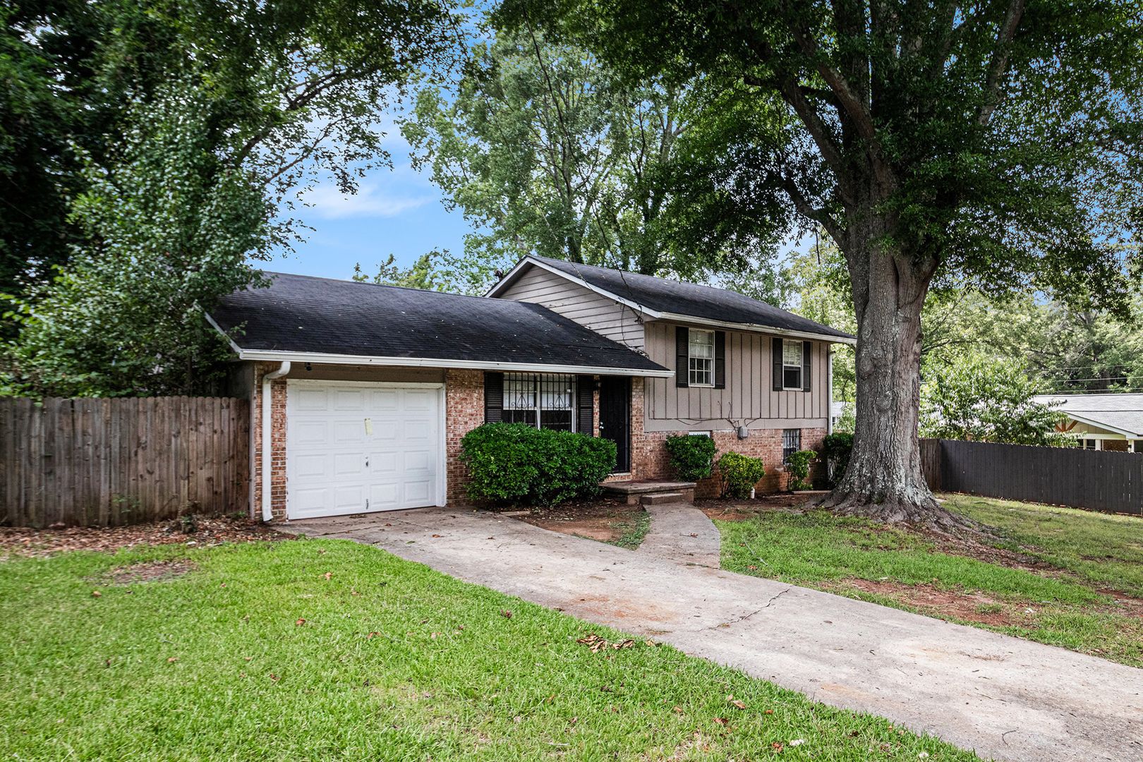 Jonesboro House: 8753 E Bourne Drive