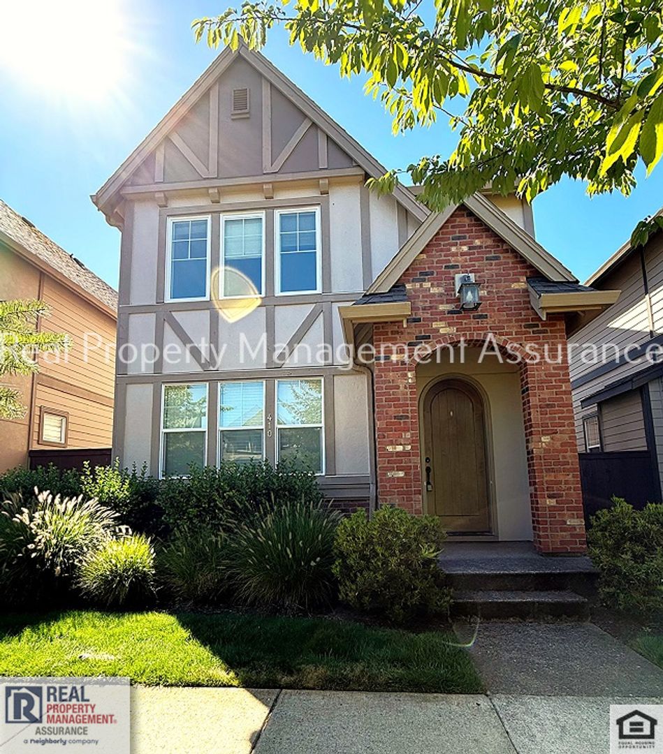 Beaverton House: 410 SW Basilone Terrace