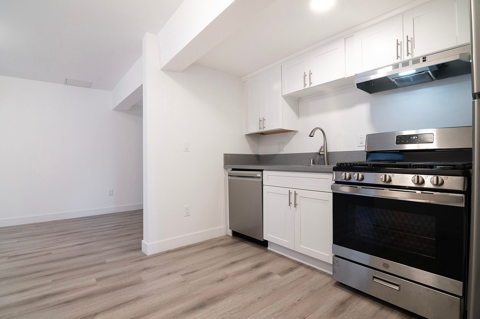 Los Angeles Apartment: 10520 S Figueroa St