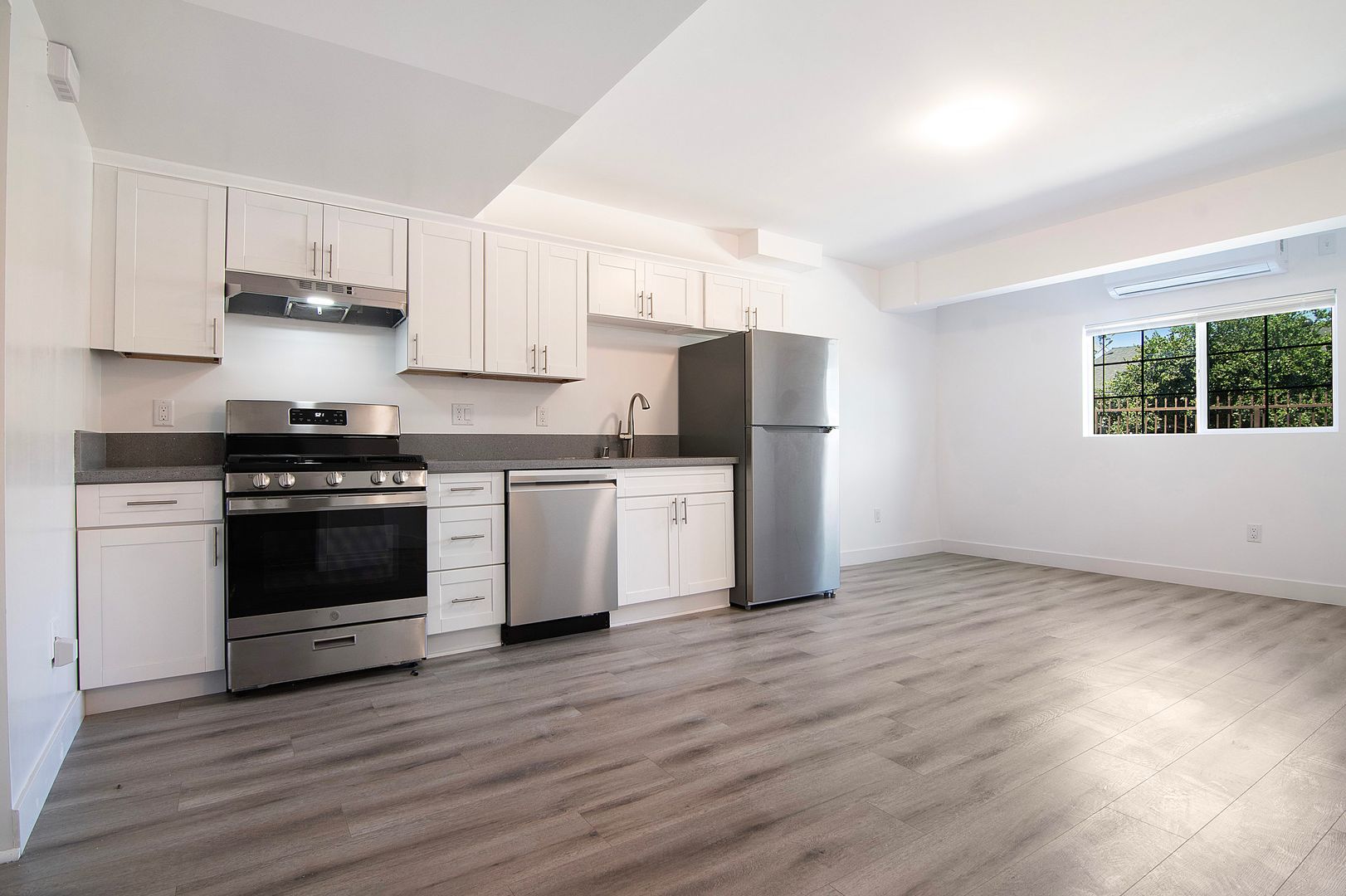 Los Angeles Apartment: 10520 S Figueroa St