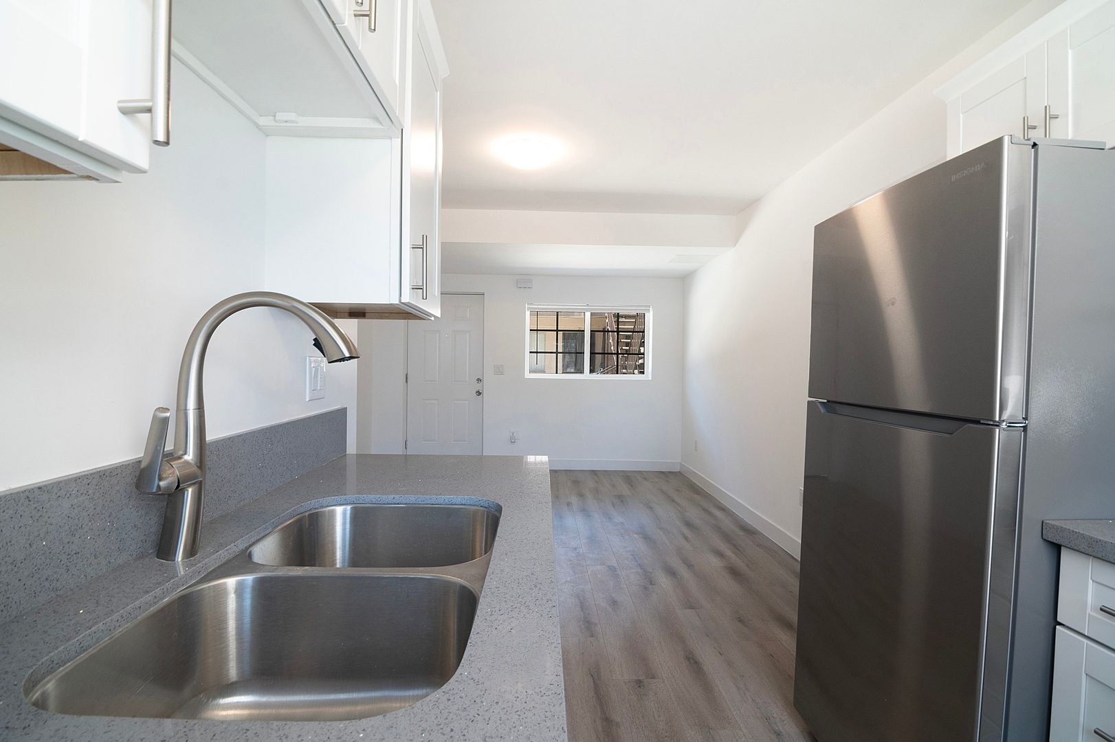 Los Angeles Apartment: 10520 S Figueroa St