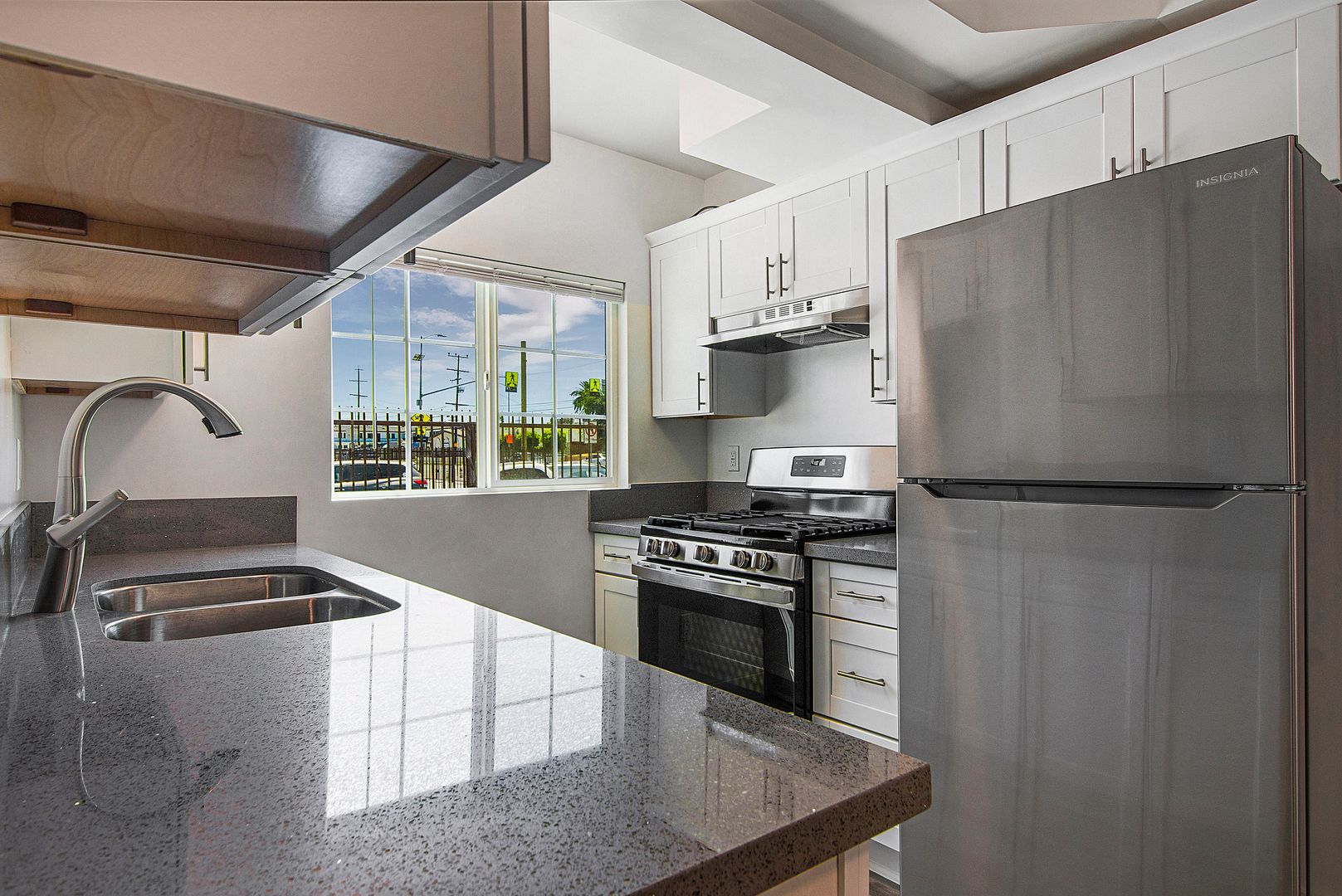 Los Angeles Apartment: 10520 S Figueroa St